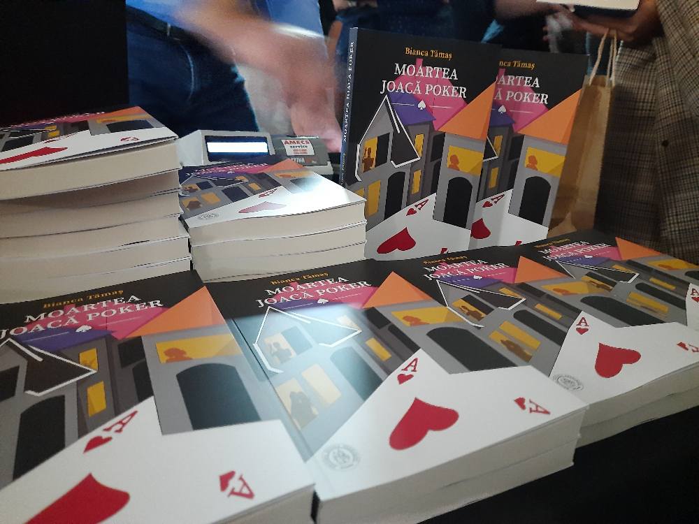 Jurnalista Bianca Tămaș și-a lansat a patra carte – „Moartea joacă poker”. 150 de persoane prezente la lansare – VIDEO