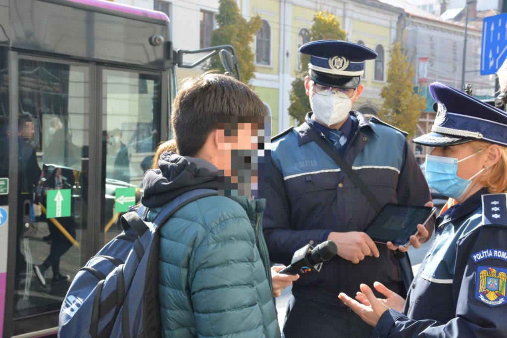 Polițiștii clujeni i-au informat pe clujeni cum să se ferească de hoții de buzunare din autobuze