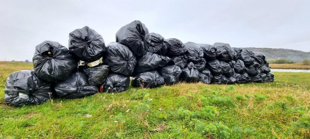 Acțiune amplă de curățenie pe malurile Arieșului în Turda. Peste 100 de saci plini cu peturi au fost adunați