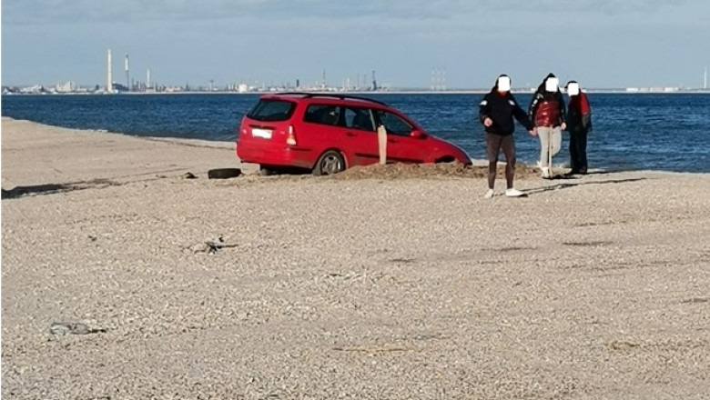 „Bombardierul” din Constanța care a rămas cu mașina blocată pe plajă, amendat cu 10.000 lei
