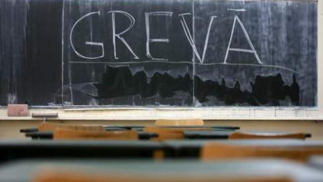 Profesorii din învăţământul preuniversitar pregătesc o grevă de avertisment miercuri