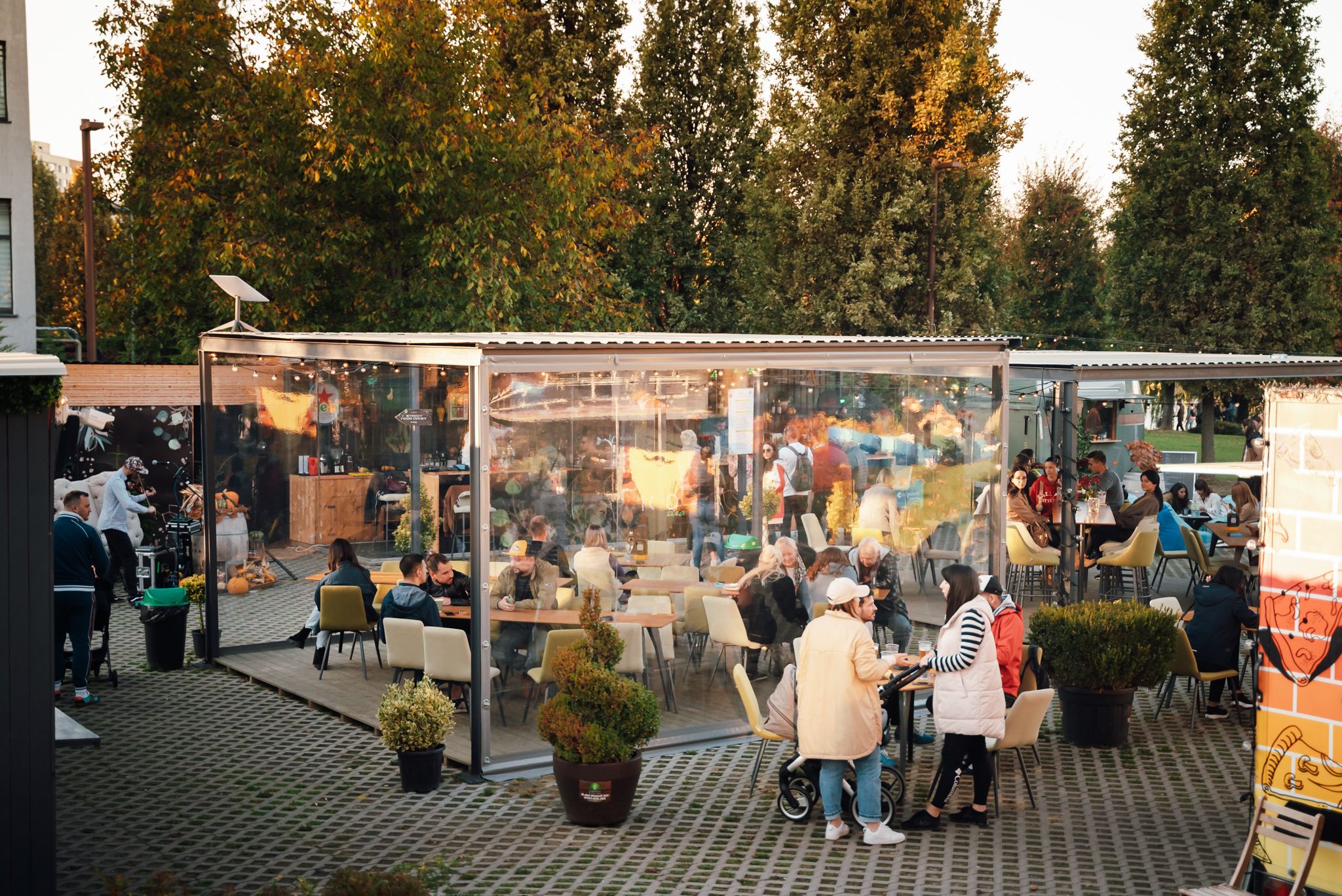 Iconic Garden și Iconic Days revin în Iulius Parc: noi delicii culinare, muzică și multă voie bună (P)
