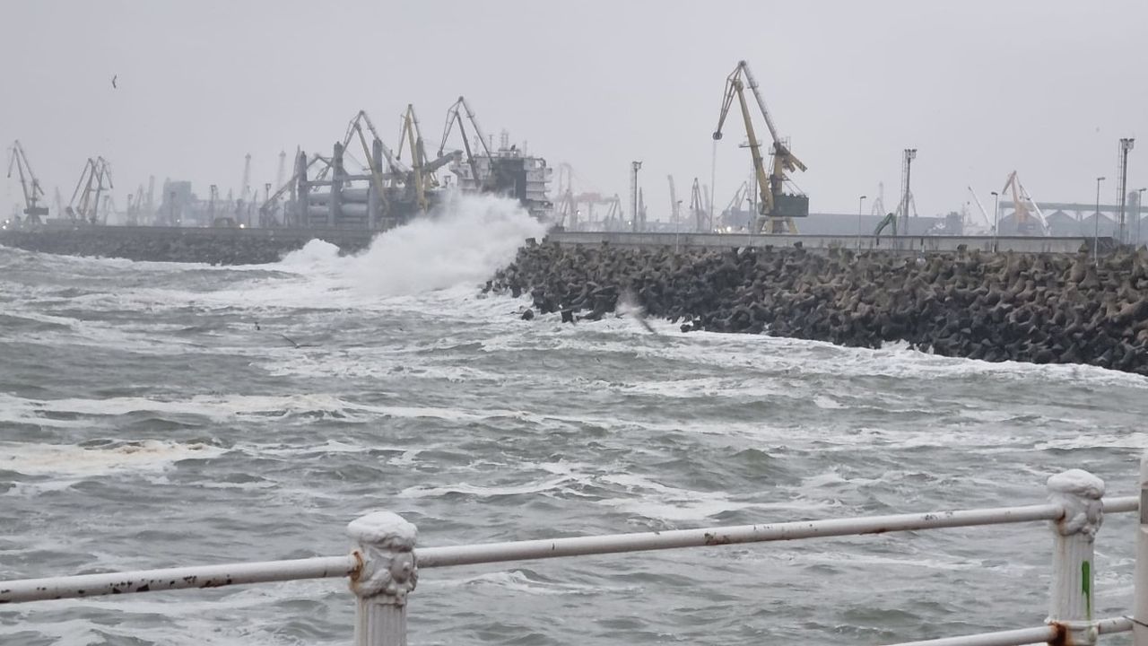 Toate porturile de la Marea Neagră rămân închise, din cauza vântului puternic