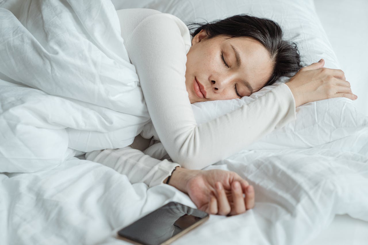 Aromaterapia și calitatea somnului: cum pot uleiurile esențiale să îmbunătățească odihna