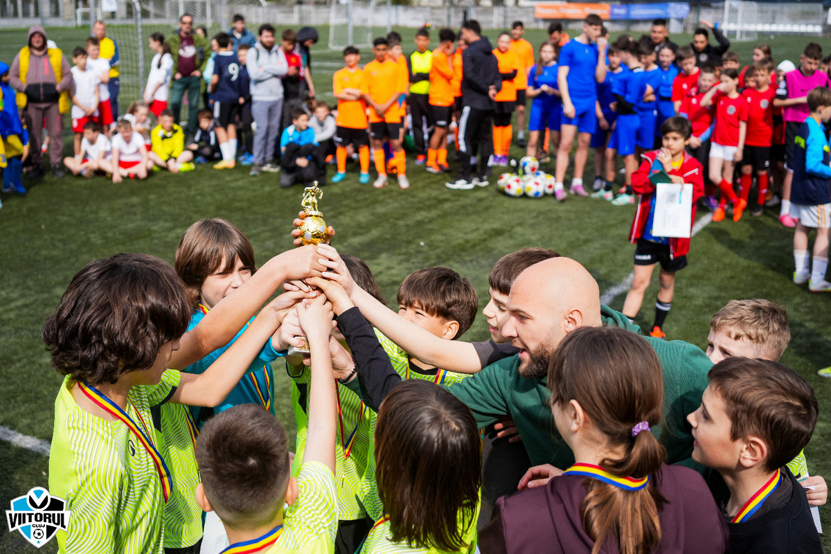 „Cupa Iulius la fotbal” a reunit peste 200 de elevi pe terenul de sport