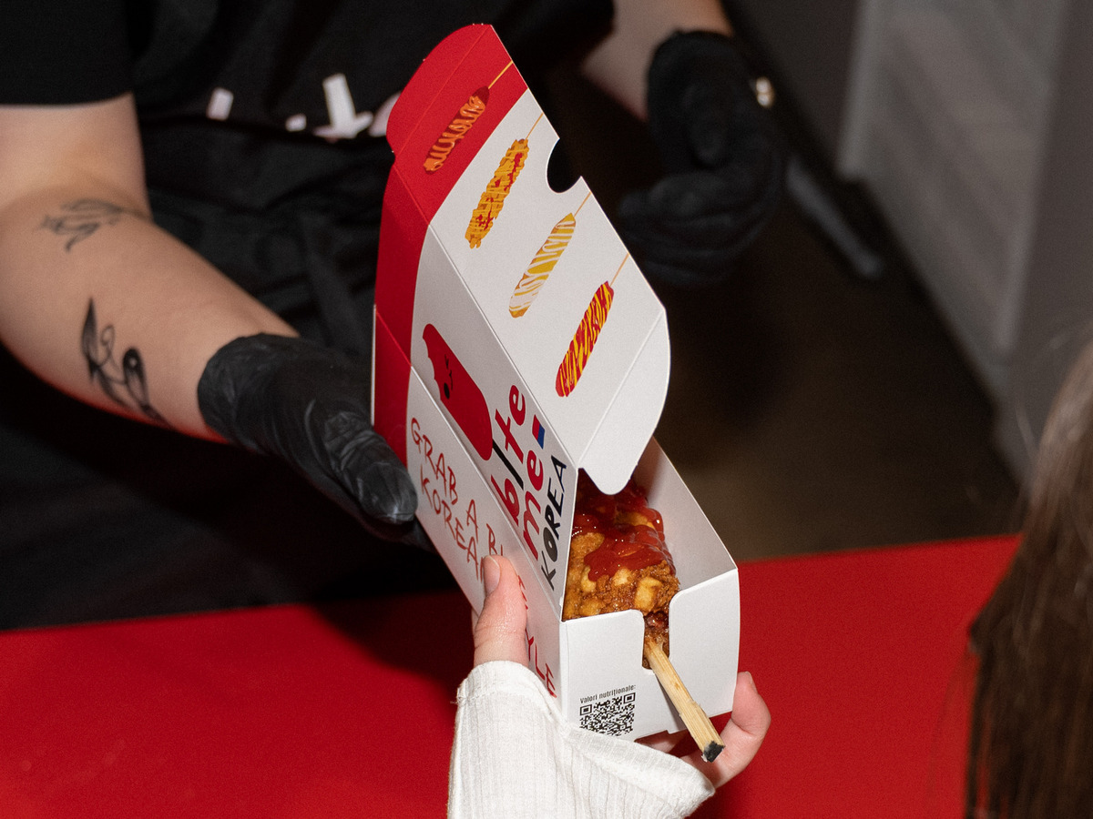 Sute de clujeni au încercat preparatul-vedetă din noua locație Bite Me Korea din Iulius Mall