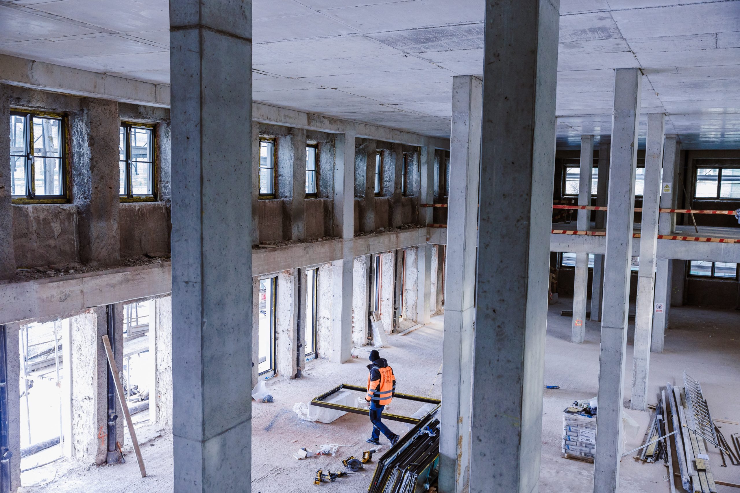 Clădirea emblematică din cărămidă roșie din Piața 1 Mai din Cluj-Napoca a intrat într-o nouă etapă de transformare